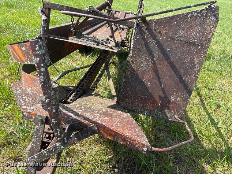 image for item EX2080 New Holland Hayliner 310 small square baler