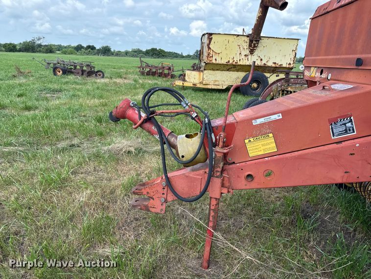 image for item EX2084 New Holland 650 round baler