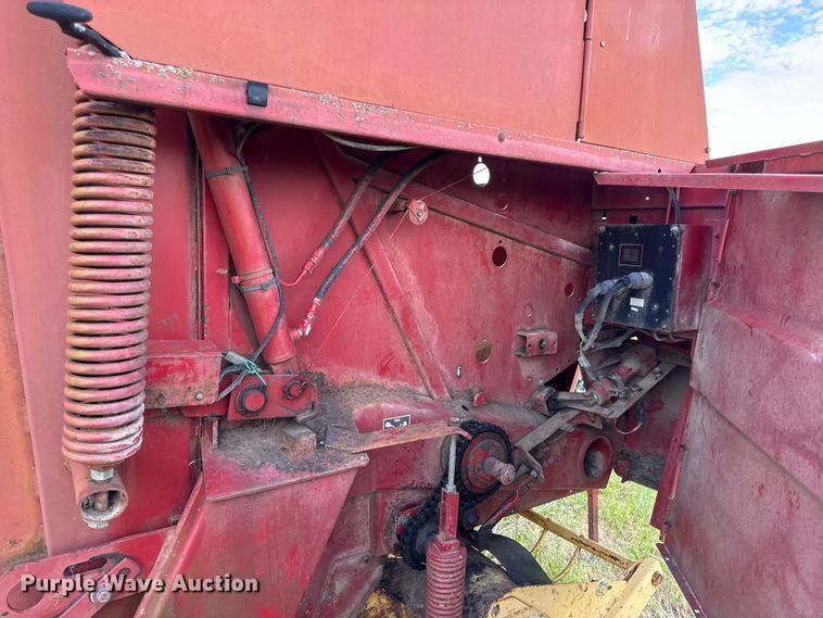image for item EX2084 New Holland 650 round baler