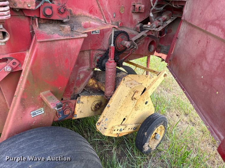 image for item EX2084 New Holland 650 round baler