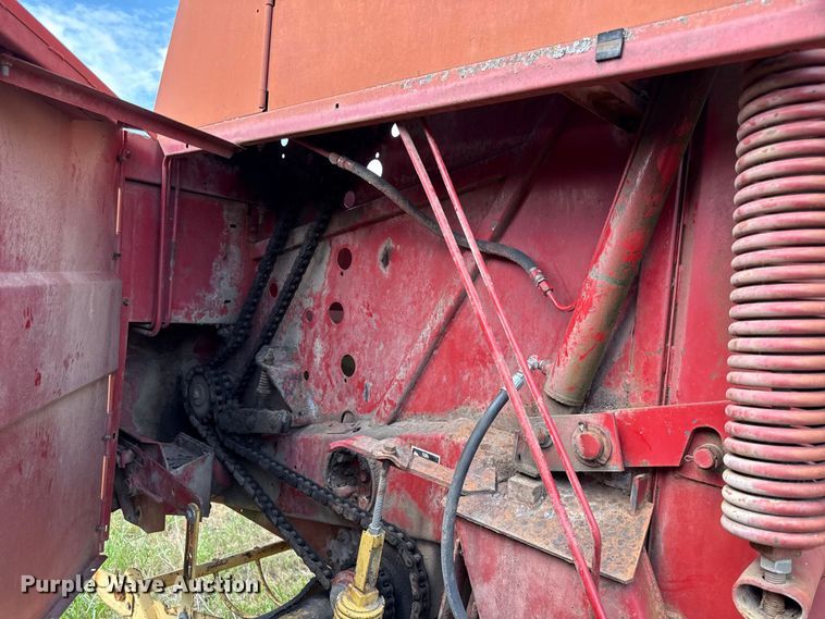 image for item EX2084 New Holland 650 round baler