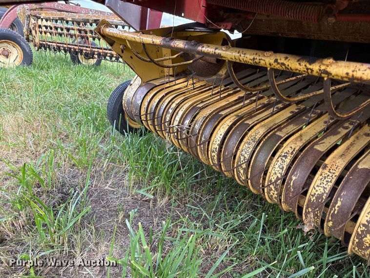 image for item EX2084 New Holland 650 round baler