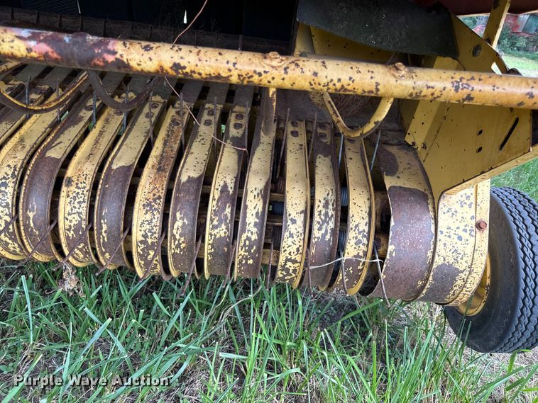 image for item EX2084 New Holland 650 round baler