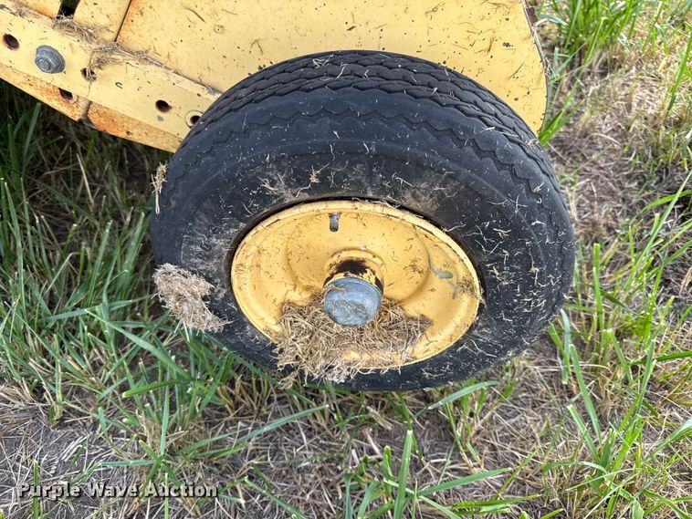 image for item EX2084 New Holland 650 round baler