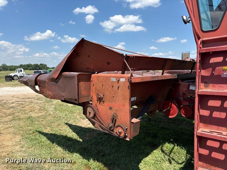 image for item EX2109 1982 International Harvester 1460 combine