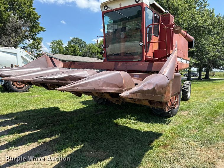 image for item EX2109 1982 International Harvester 1460 combine