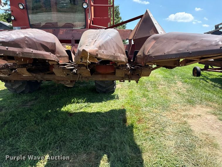 image for item EX2109 1982 International Harvester 1460 combine