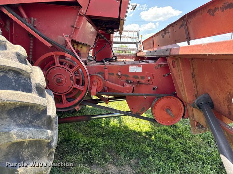 image for item EX2109 1982 International Harvester 1460 combine