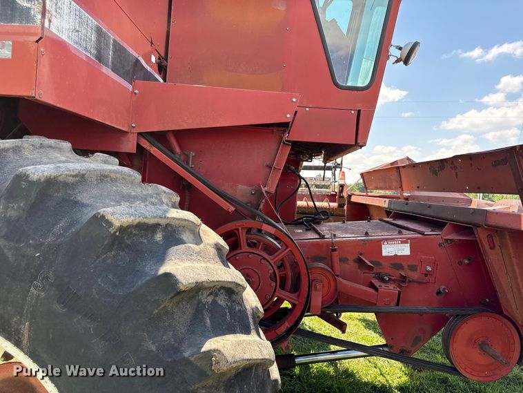image for item EX2109 1982 International Harvester 1460 combine