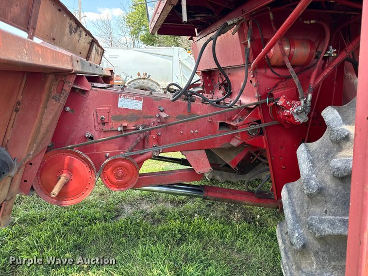 image for item EX2109 1982 International Harvester 1460 combine