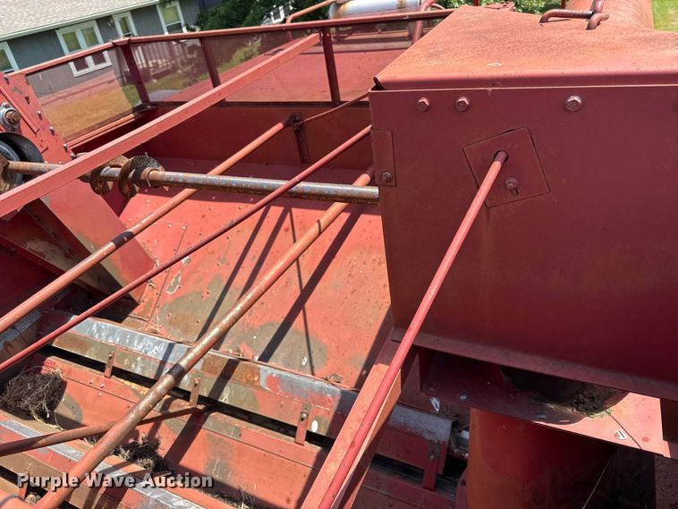 image for item EX2109 1982 International Harvester 1460 combine