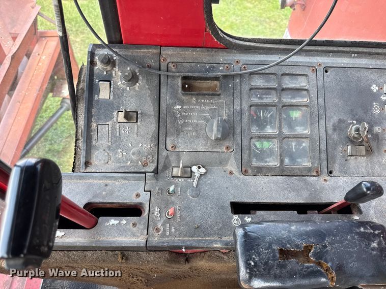 image for item EX2109 1982 International Harvester 1460 combine