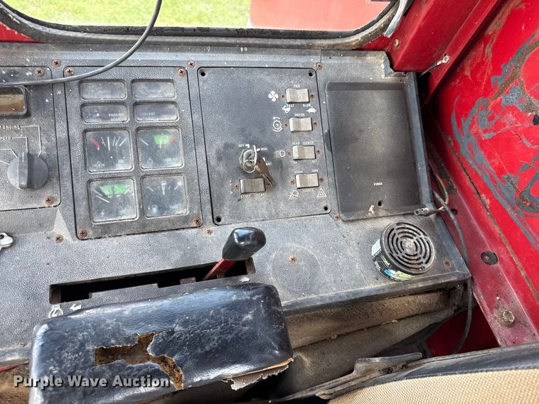 image for item EX2109 1982 International Harvester 1460 combine