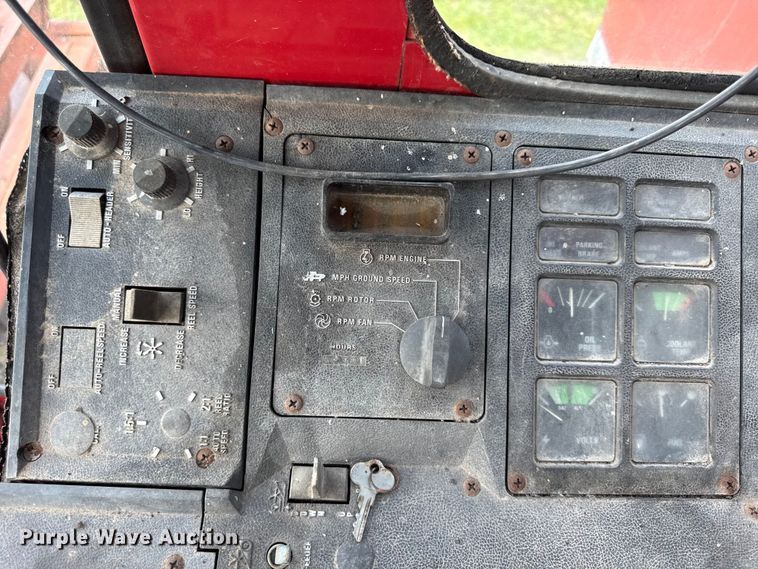 image for item EX2109 1982 International Harvester 1460 combine