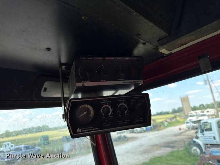 image for item EX2109 1982 International Harvester 1460 combine