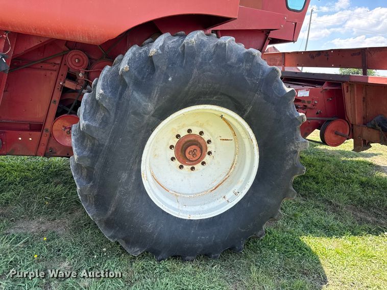 image for item EX2109 1982 International Harvester 1460 combine