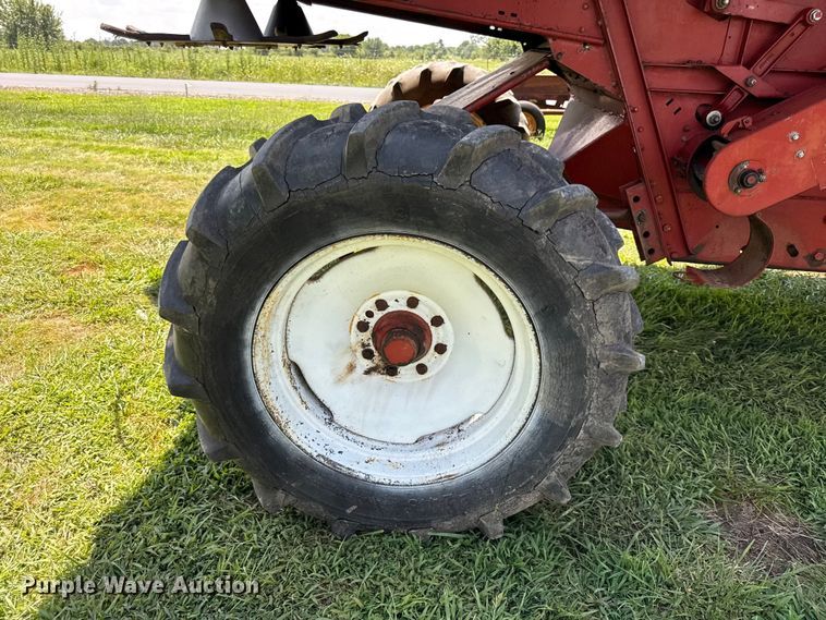 image for item EX2109 1982 International Harvester 1460 combine