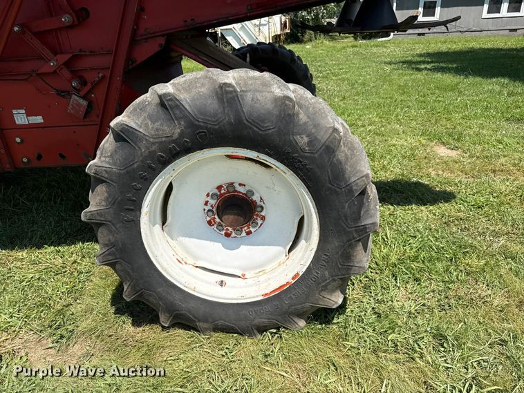 image for item EX2109 1982 International Harvester 1460 combine