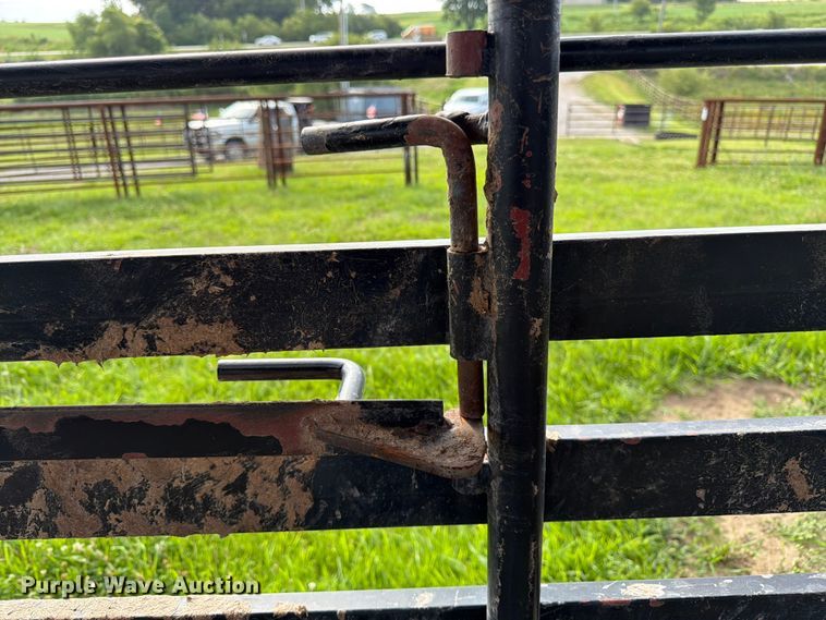 image for item FK3117 2015 Gooseneck Trailer Mfg. Co. Inc. B781T livestock trailer