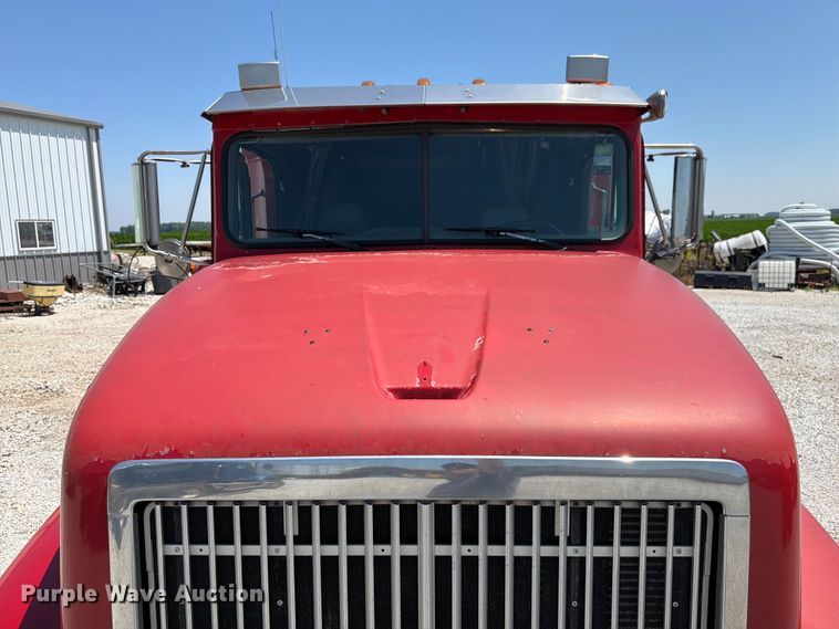 image for item FK4068 1996 International 9200 semi truck