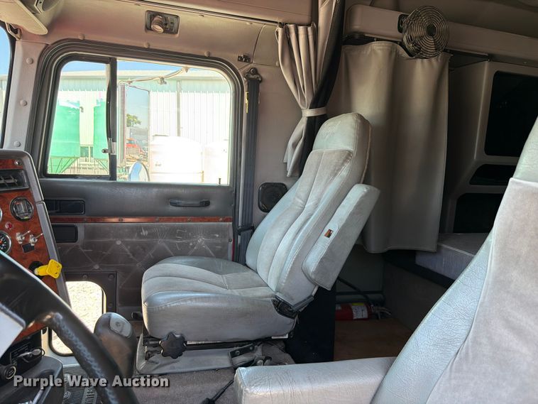 image for item FK4068 1996 International 9200 semi truck