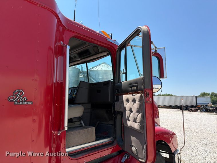 image for item FK4068 1996 International 9200 semi truck