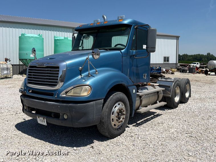2007 Freightliner Columbia semi truck