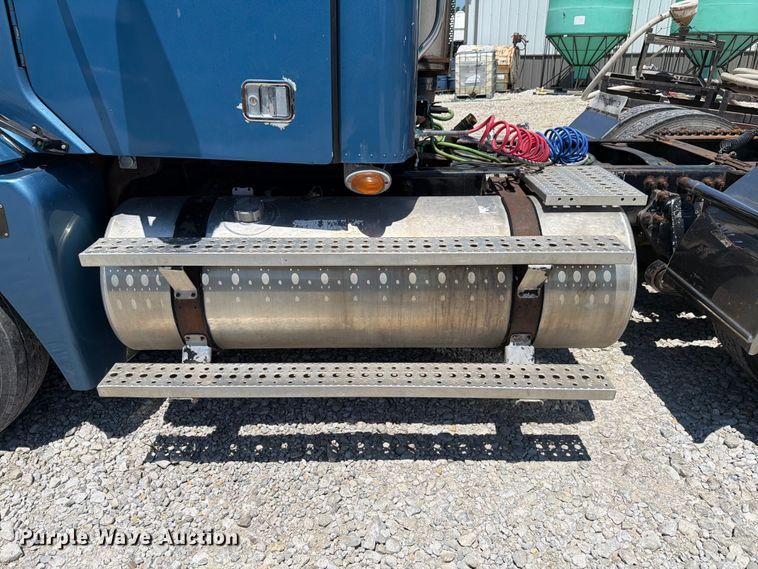 image for item FK4069 2007 Freightliner Columbia semi truck