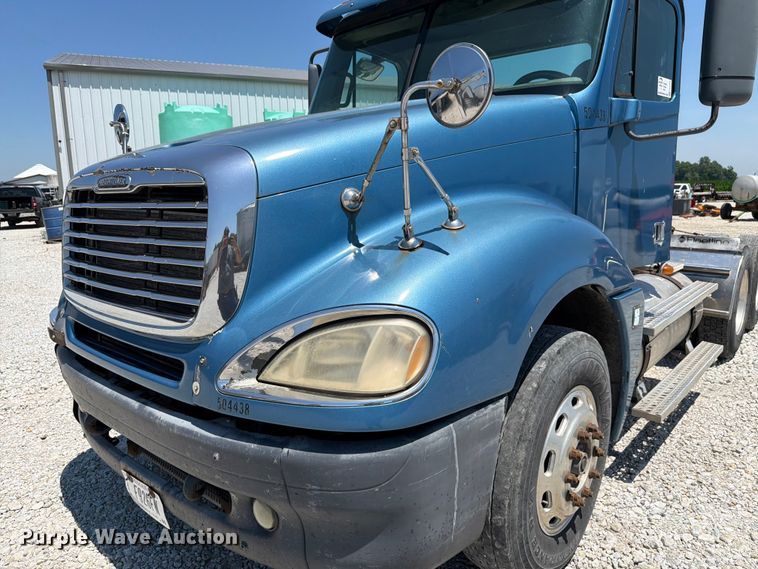 image for item FK4069 2007 Freightliner Columbia semi truck