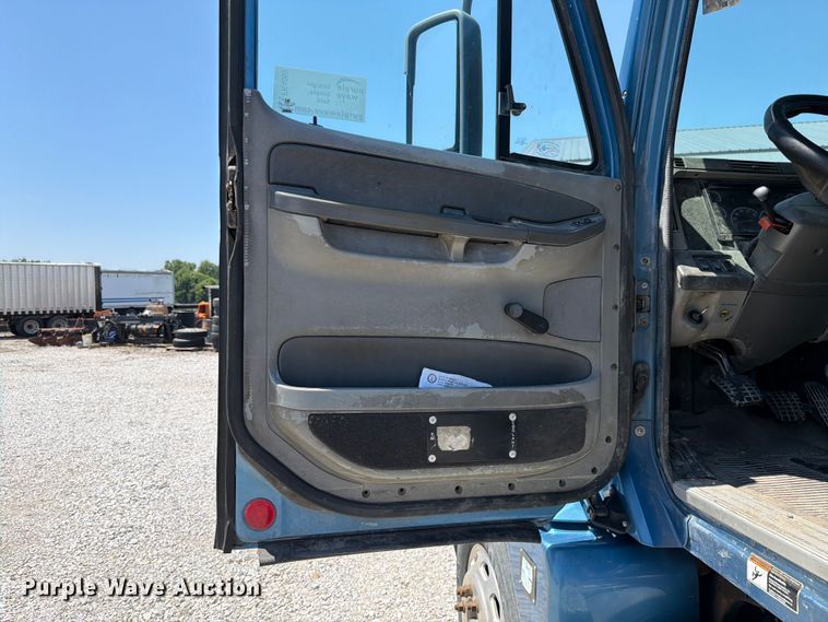 image for item FK4069 2007 Freightliner Columbia semi truck