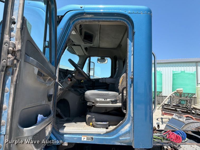 image for item FK4069 2007 Freightliner Columbia semi truck