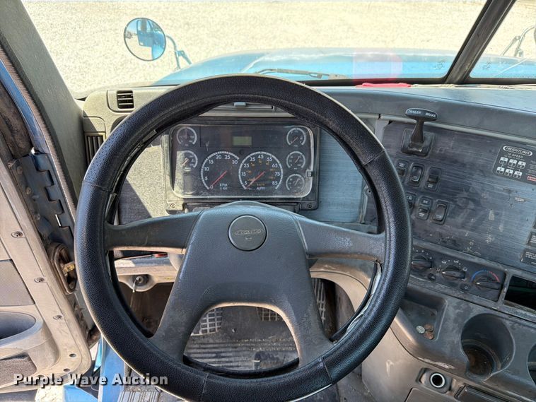 image for item FK4069 2007 Freightliner Columbia semi truck
