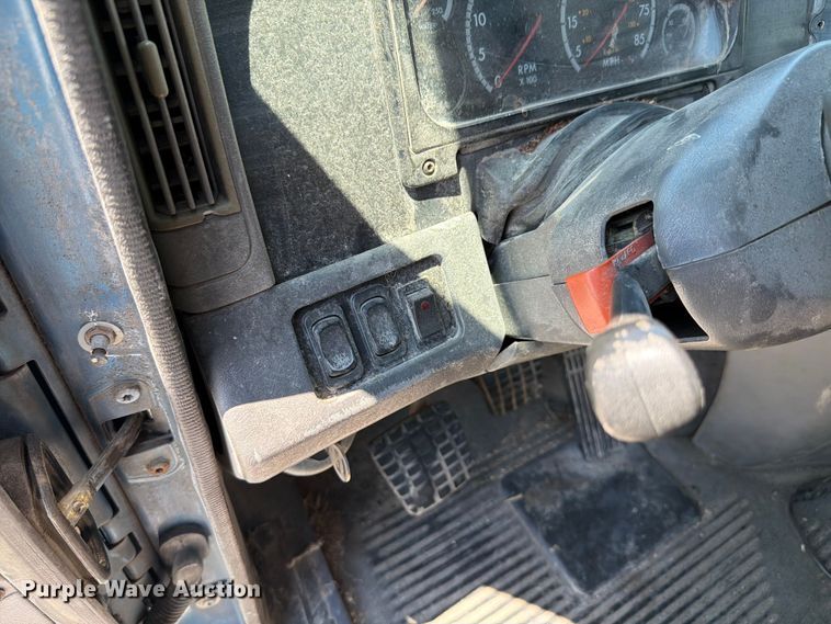 image for item FK4069 2007 Freightliner Columbia semi truck