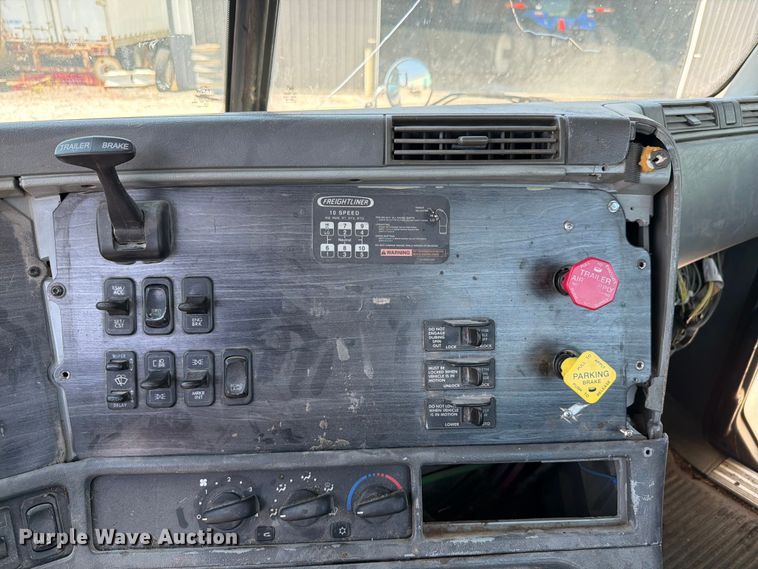 image for item FK4069 2007 Freightliner Columbia semi truck