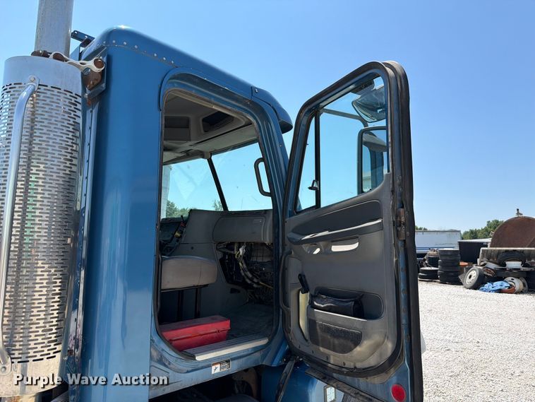 image for item FK4069 2007 Freightliner Columbia semi truck
