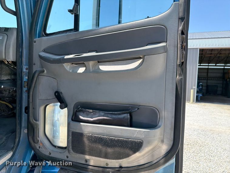 image for item FK4069 2007 Freightliner Columbia semi truck