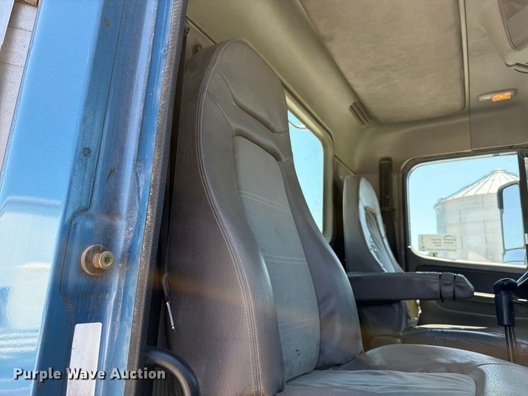image for item FK4069 2007 Freightliner Columbia semi truck