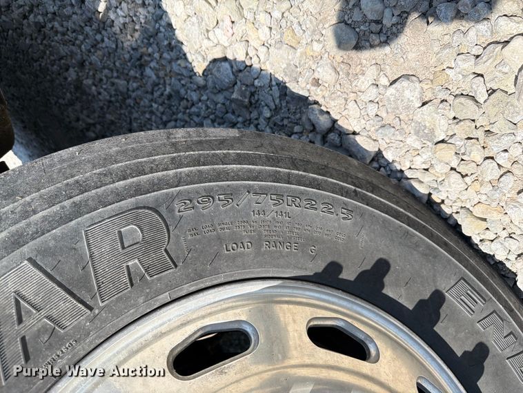 image for item FK4069 2007 Freightliner Columbia semi truck