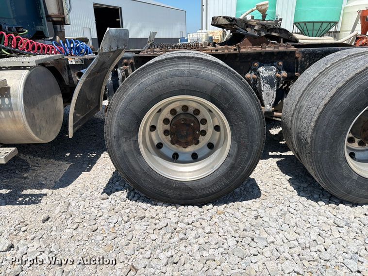 image for item FK4069 2007 Freightliner Columbia semi truck