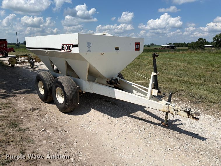 image for item FK4080 Willmar 600 spreader