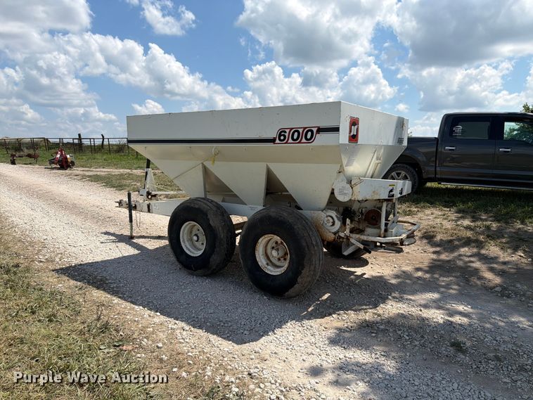 image for item FK4080 Willmar 600 spreader