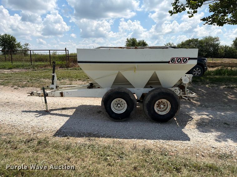 image for item FK4080 Willmar 600 spreader