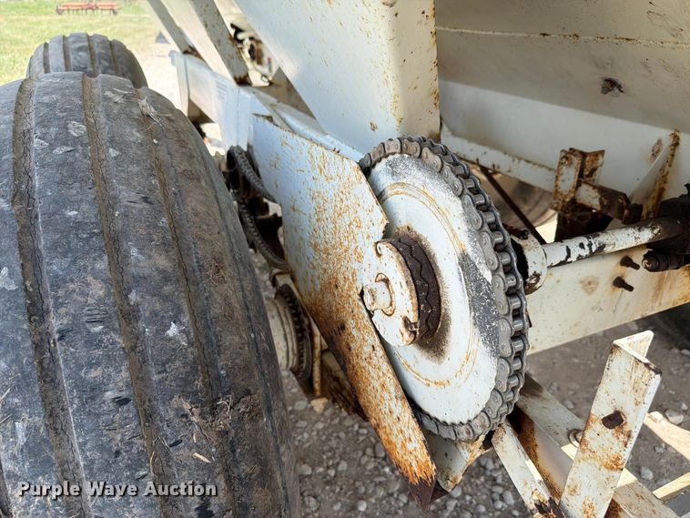image for item FK4080 Willmar 600 spreader