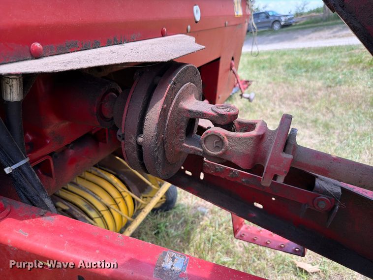 image for item FK4085 1998 New Holland 664 round baler