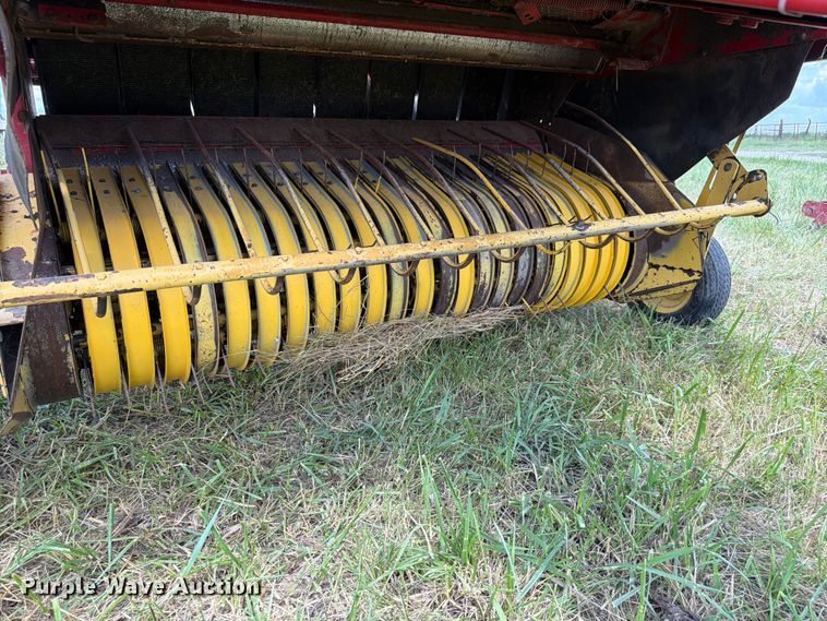 image for item FK4085 1998 New Holland 664 round baler