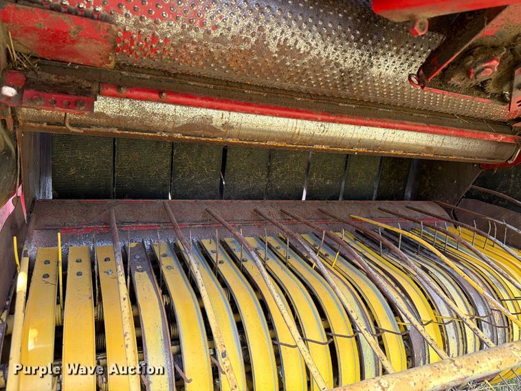 image for item FK4085 1998 New Holland 664 round baler