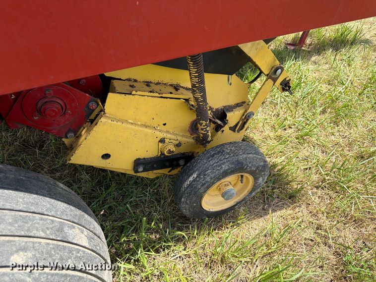 image for item FK4085 1998 New Holland 664 round baler