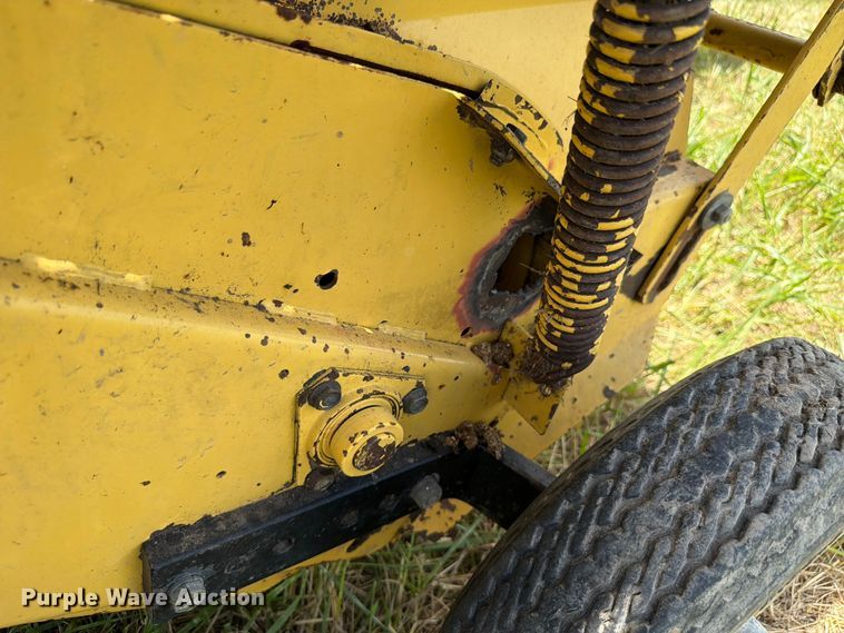image for item FK4085 1998 New Holland 664 round baler