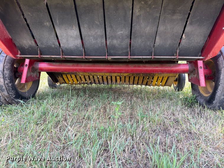 image for item FK4085 1998 New Holland 664 round baler