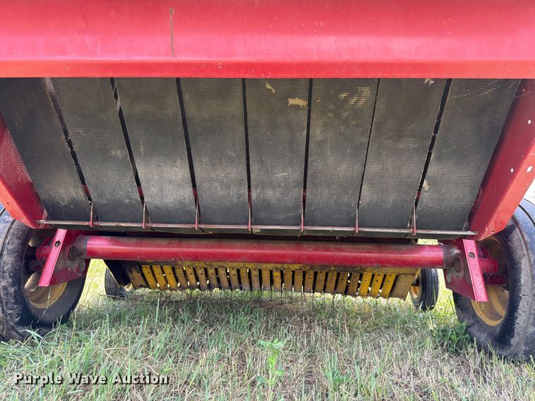 image for item FK4085 1998 New Holland 664 round baler